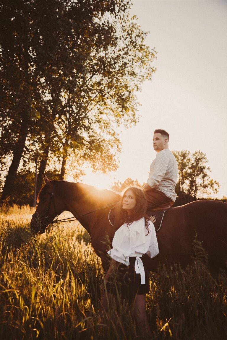 ‘Golden hour’ couple session of Liselotte & Bruno and their mare ‘Meli’ in the spotlights / Juni 2023